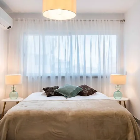 Caravelas 2-bedroom With Pool - 50m From The Apartmán