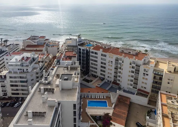 Apartment Caravelas 2-bedroom With Pool - 50m From The Armação de Pêra