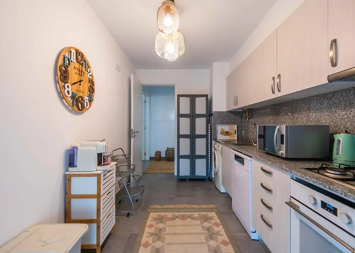 Apartment Caravelas 2-bedroom With Pool - 50m From The Armação de Pêra